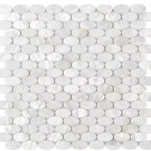 Pode incluir: Uma folha de azulejo de mosaico composta por inúmeros azulejos brancos de formato oval. Os azulejos estão dispostos em um padrão de grade, criando uma superfície texturizada. Os azulejos têm um brilho perolado, refletindo a luz e adicionando um brilho sutil. Ideal para respingos de banheiro ou cozinha.