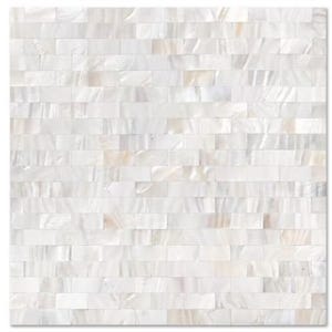 Puede incluir: Primer plano de una pared o superficie cubierta de pequeñas baldosas rectangulares. Las baldosas son principalmente blancas con sutiles variaciones iridiscentes y nacaradas. La disposición se asemeja a un patrón de ladrillos, creando una superficie texturizada y decorativa.