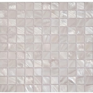 以下が含まれることがあります： 小さな正方形のタイルが多数並んだモザイクタイルのシート。 タイルは真珠のような虹色の品質を持ち、白とオフホワイトの色合いがあります。 タイルは格子状に配置され、テクスチャード加工された表面を作り出しています。
