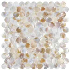 以下が含まれることがあります： 小さな丸い虹色のタイルが多数並んだモザイクタイルのシート。白、クリーム、ゴールデンブラウンなど、さまざまな色合いのタイルが、キラキラとした質感のある表面を作り出しています。タイルは格子状に配置されています。