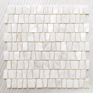 Avantgarde elfenbenspärlmosaik, lysande vit trapetsformad snäckskal bakstänkskydd, lyxig pärlemor geometrisk väggkakel för kök badrum dusch