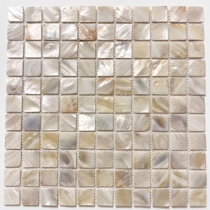 Può includere: Foglio di piastrelle a mosaico quadrato con finitura perlata. Le piastrelle sono un mix di bianco sporco, beige e marrone chiaro, creando un effetto sottile e scintillante. Le piastrelle sono disposte in un motivo a griglia, adatte a varie applicazioni.