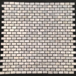 以下が含まれることがあります： レンガ模様のモザイクタイルシート。長方形のタイルは、わずかなバリエーションのある真珠のような白です。暗い目地が格子を形成します。全体的にクリーンでモダンなデザインです。各タイルは約2.5cm x 1.25cmです。