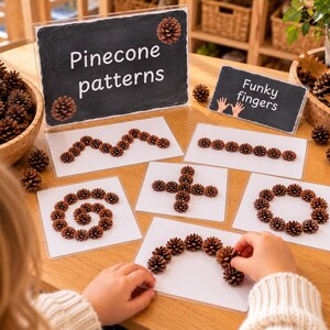 Peut inclure: Un ensemble de cartes d'activités éducatives présentant des pommes de pin brunes disposées en divers motifs sur des fonds blancs. Les cartes incluent des panneaux Pinecone patterns et Funky fingers, avec des pommes de pin en vrac.