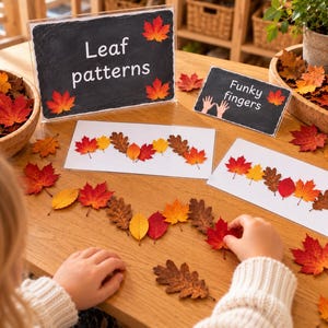 Puede incluir: Un conjunto de materiales educativos con dos carteles negros con texto en blanco Leaf patterns y Funky fingers, acompañados de dos tarjetas blancas que muestran arreglos de hojas de otoño coloridas en tonos rojos, naranjas y marrones.