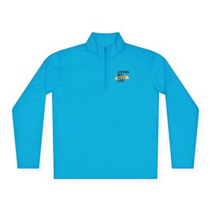 Ich lebe mein bestes Leben Viertel-Zip Pullover | Minimales Brust-Logo Bild 5