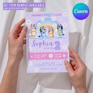 Puede incluir: Una invitación de cumpleaños lavanda con personajes de dibujos animados de Bluey, un arcoíris y margaritas. La invitación dice "Sophia cumple 2 años" e incluye detalles del evento. El texto "35+ ITEM BUNDLE AVAILABLE" también es visible.