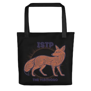 Può includere: Borsa tote nera con un'illustrazione stilizzata di una volpe arancione con linee a spirale. Il testo "ISTP" e "THE VIRTUOSO" sono viola. La volpe è ambientata su un motivo a raggiera.