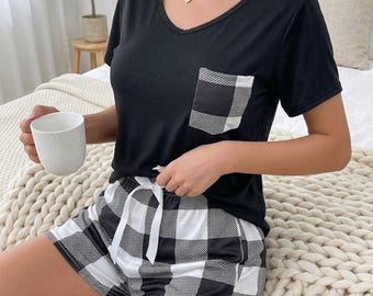 Conjunto de pijama de camiseta negra y pantalones cortos a cuadros – Ropa de dormir suave para el verano
