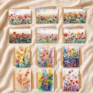 Peut inclure: Une collection de cartes de vœux à l'aquarelle avec des motifs floraux. Les cartes présentent des champs de fleurs rouges, jaunes et roses sous un ciel bleu. Chaque carte est accompagnée d'une enveloppe marron.