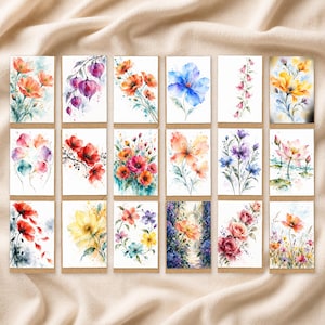 Peut inclure: Une collection de dix-huit cartes rectangulaires présentant des illustrations florales à l'aquarelle. Chaque carte affiche des sujets botaniques uniques, notamment des coquelicots, des roses, des lotus et diverses fleurs sauvages aux teintes vives.