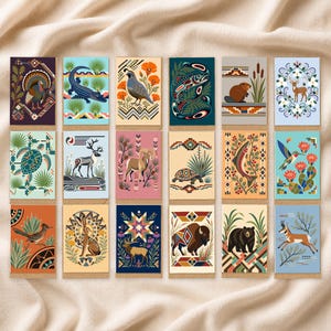 Peut inclure: Une collection de dix-huit cartes de vœux rectangulaires disposées en grille, chacune présentant une illustration unique de la faune nord-américaine, notamment un dindon, un alligator, une caille, un poisson, un castor, un cerf et un ours.