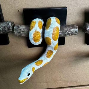 Escultura de pitón bola para pared, escultura de serpiente 3D colgante, regalo para amantes de los reptiles, pitón en rama