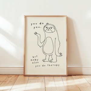Könnte beinhalten: Ein gerahmter Wandkunstdruck mit einer schwarzen Strichzeichnung eines Faultiers auf cremefarbenem Hintergrund. Der Text lautet: you do you. but maby also you do therapy. Das Faultier steht mit erhobenem Arm in einem einfachen Cartoon-Stil.