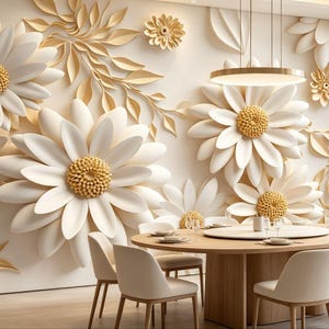 Peut inclure: Une fresque murale représentant de grandes fleurs de marguerite blanches et dorées en trois dimensions avec des pétales texturés et des cœurs jaunes. La fresque recouvre un mur derrière une table à manger ronde en bois et six chaises crème.
