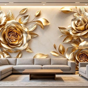 Könnte beinhalten: Ein großflächiges Wandbild mit dreidimensionalen, metallisch goldenen Rosen und Blättern vor einem glatten, hellen Hintergrund. Das florale Design erstreckt sich über die Wand und zeigt komplexe Blütenblattschichten und reflektierende Oberflächen.