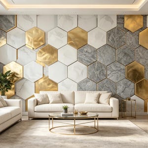 Peut inclure: Un salon avec un mur recouvert de carreaux hexagonaux en marbre blanc, marbre gris et finitions dorées métalliques. La pièce comprend deux canapés couleur crème, une table basse ronde en verre avec un cadre doré et un meuble TV blanc.