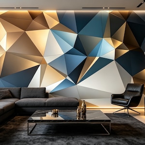 Peut inclure: Un salon avec un grand mur au motif géométrique dans des tons bleu, or et blanc, éclairé par un éclairage dissimulé. L'espace comprend un canapé d'angle gris foncé, une table basse en marbre noir et un fauteuil en cuir noir.