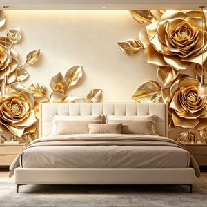 Könnte beinhalten: Ein Schlafzimmer mit einem beigen Polsterbett mit gestepptem Kopfteil und zwei Nachttischen aus Holz. Die Wand hinter dem Bett zeigt große, dreidimensionale goldene Metallrosenskulpturen mit detaillierten Blütenblättern und Blättern.