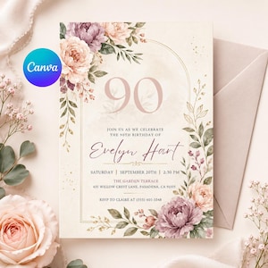 Op de afbeelding: Een uitnodiging voor een 90e verjaardag met een crèmekleurige achtergrond en een gouden kader. De uitnodiging bevat de tekst "90", "Doe met ons mee om de 90e verjaardag van Evelyn Hart te vieren" en evenementdetails. Bloemenaccenten in roze en paars versieren de randen.