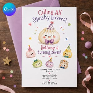 Könnte beinhalten: Eine weiße Geburtstagseinladungskarte mit Aquarellillustrationen von lächelnden Teigtaschen, die Partyhüte und Fliegen tragen. Der Text lautet: Calling All Squishy Lovers! Bethany is turning seven! Samstag, 14. Juni 2026, 16:00 Uhr, Happy Bento Studio.