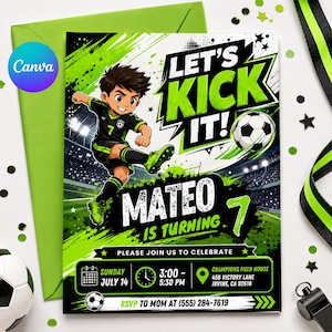 Könnte beinhalten: Eine Geburtstagseinladung mit Fußball-Thema, die einen Cartoon-Jungen zeigt, der einen Fußball tritt. Die Einladung enthält den Text "Let's Kick It!" und "Mateo wird 7". Das Design verwendet Grün, Schwarz und Weiß.