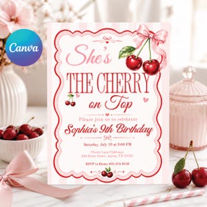 Może przedstawiać: Różowe i białe zaproszenie z napisem "She's THE CHERRY on Top" i "Sophia's 9th Birthday". Zaproszenie zawiera ilustrację wiśni i różową kokardę. Szczegóły wydarzenia obejmują datę, godzinę i miejsce.