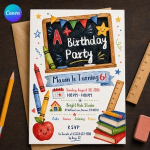 Pode incluir: Um convite de festa de aniversário com um quadro-negro com o texto A+ Birthday Party, uma faixa azul lendo Mason Is Turning 6!, e ilustrações de giz de cera, uma maçã vermelha, uma pilha de livros e ícones relacionados à escola.