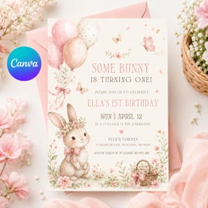Pode incluir: Um convite de aniversário rosa pastel com o texto "SOME BUNNY IS TURNING ONE!". Apresenta uma ilustração em aquarela de um coelho, balões e flores. O convite inclui a data, hora e local da festa.