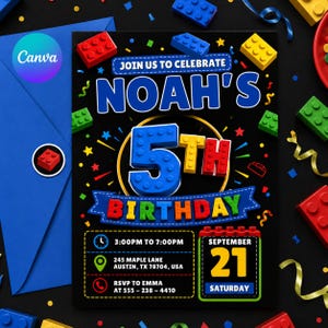 Puede incluir: Una invitación de cumpleaños negra con detalles de bloques de juguete coloridos. La invitación dice "Únete a nosotros para celebrar el 5º cumpleaños de Noah" con detalles del evento. Un sobre azul con una pegatina a juego está a la izquierda.