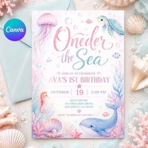 Puede incluir: Invitación de cumpleaños con el tema "Oneder the Sea". El diseño presenta una medusa, una tortuga, un caballito de mar y una ballena en tonos rosas y azules. Incluye fecha, hora y lugar.