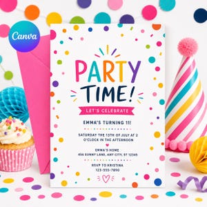 Könnte beinhalten: Eine weiße Party-Einladung mit bunten Konfetti und dem Schriftzug "PARTY TIME!" in leuchtenden Buchstaben. Die Einladung enthält Details für Emmas 11. Geburtstag, mit einem rosa Umschlag und einer Partyhut im Hintergrund.