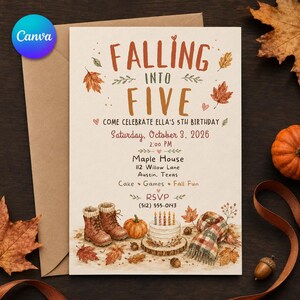 Puede incluir: Una tarjeta de invitación de cumpleaños color crema con el texto Falling Into Five, los detalles del 5º cumpleaños de Ella, una calabaza, un pastel con cinco velas, una bufanda a cuadros y botas marrones, decorada con ilustraciones de hojas otoñales.