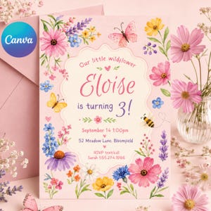 Może przedstawiać: Różowe zaproszenie z kwiatami z tekstem "Our little wildflower Eloise is turning 3!" otoczone akwarelowymi kwiatami, motylami i pszczołą. Zaproszenie zawiera datę, godzinę i informacje RSVP.