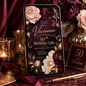 Puede incluir: Un tel&eacute;fono inteligente que muestra una invitaci&oacute;n digital para el 50 cumplea&ntilde;os de Vivienne, con ilustraciones florales en color burdeos y crema con detalles dorados, informaci&oacute;n del evento y un letrero a juego 50 & Fabulous.