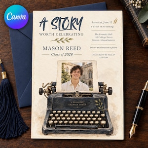 Può includere: Un invito per una laurea con l'illustrazione di una macchina da scrivere vintage e la foto di una persona inserita nel rullo. Il testo recita A STORY WORTH CELEBRATING, MASON REED, Class of 2028, con i dettagli dell'evento di sabato 12 giugno.