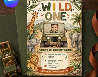 Può includere: Un invito di compleanno a tema safari con una giraffa, un elefante e un leone. Un'illustrazione centrale mostra una jeep con la foto di un bambino. Il testo include 'WILD ONE', 'MASON'S 1ST BIRTHDAY SAFARI', data, ora, luogo e dettagli RSVP.