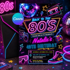 以下が含まれることがあります： 80年代をテーマにした40歳の誕生日パーティーのネオンをテーマにした招待状。デザインは、ディスコボール、カセットテープ、ブームボックス、ハイカットスニーカーが特徴です。招待状には「Back to the 80's」というテキストとイベントの詳細が含まれています。