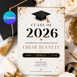 Può includere: Un invito per la laurea con un tocco nero e nappa dorata, il testo "CLASS OF 2026", "CHLOE BENNETT", "FRIDAY JUNE 12 AT 6 PM", "SKYLINE HALL 410 RIVER STREET DENVER, CO 80203" e "RSVP TO JENNA BY 6/1 AT 555-0188".