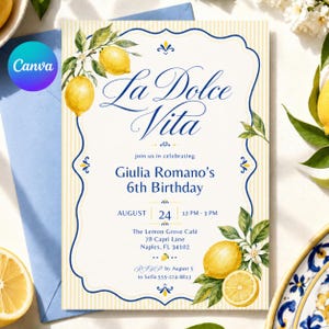 Peut inclure: Une invitation avec le texte "La Dolce Vita" et "6e anniversaire de Giulia Romano". Le design présente des citrons jaunes, des feuilles vertes et un fond à rayures bleues et blanches. La date, l'heure et le lieu sont également indiqués.