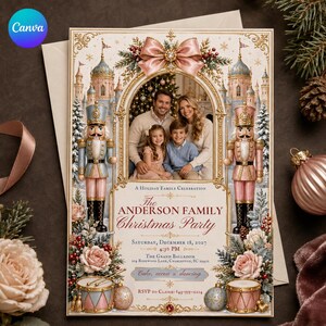 Könnte beinhalten: Eine Einladung zur Familienweihnachtsfeier mit einem Foto einer vierköpfigen Familie in einem Schlossbogen. Das Design zeigt zwei Nussknacker, rosa Schleifen, Rosen und Trommeln. Der Text lautet: The Anderson Family Christmas Party, 18. Dezember 2027.