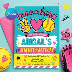 Puede incluir: Una invitación de cumpleaños con temática de softbol en color turquesa. Presenta un signo de la paz, un corazón rosa y una pelota de softbol amarilla. El texto dice "Peace, Love, Softball" y "Séptimo cumpleaños de Abigail."