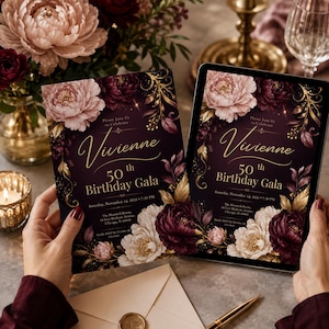Puede incluir: Una tarjeta de invitaci&oacute;n rectangular y una pantalla de tableta que muestra un dise&ntilde;o para la gala del 50 cumplea&ntilde;os de Vivienne. El fondo morado oscuro presenta detalles florales dorados y grandes peon&iacute;as rosas y rojas con los datos del evento.