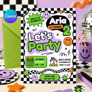 Könnte beinhalten: Eine Party-Einladung mit einem schwarz-weiß karierten Rand. Die Einladung zeigt den Text "Let's Party" in Grün und Lila, sowie den Namen "Aria" und die Zahl "2". Zusätzlicher Text enthält Party-Details und RSVP-Informationen.