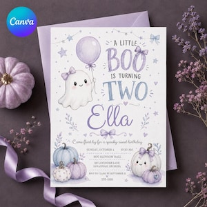Puede incluir: Una tarjeta de invitación de cumpleaños rectangular con fondo blanco e ilustraciones en color violeta claro de un fantasma con un globo, calabazas con lazos, estrellas y detalles florales. El texto dice A LITTLE BOO IS TURNING TWO Ella.