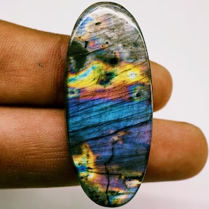 Anel com pedra preciosa labradorita oval, natural e multicolorida (tamanho 41x18x5mm) (30 quilates).