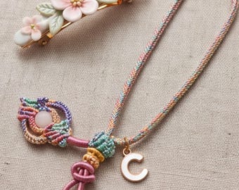 Handgemaakte telefoonriem en camerakoord met edelstenen, boho gevlochten polsbandje met initialen, stijlvolle EDC bureauaccessoires