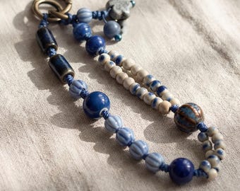 Abalorio de cerámica para teléfono hecho a mano / Cordón bohemio para bolso azul