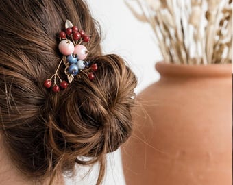 Accesorio romántico para el cabello de boda estilo bohemio: pasador de novia vintage de cerámica con frutos rojos.
