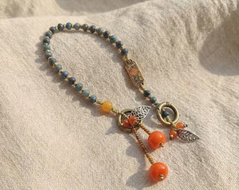 Abalorio de cerámica para teléfono de caqui hecho a mano, pulsera de cuentas azul verdosas, estilo cottagecore vintage.